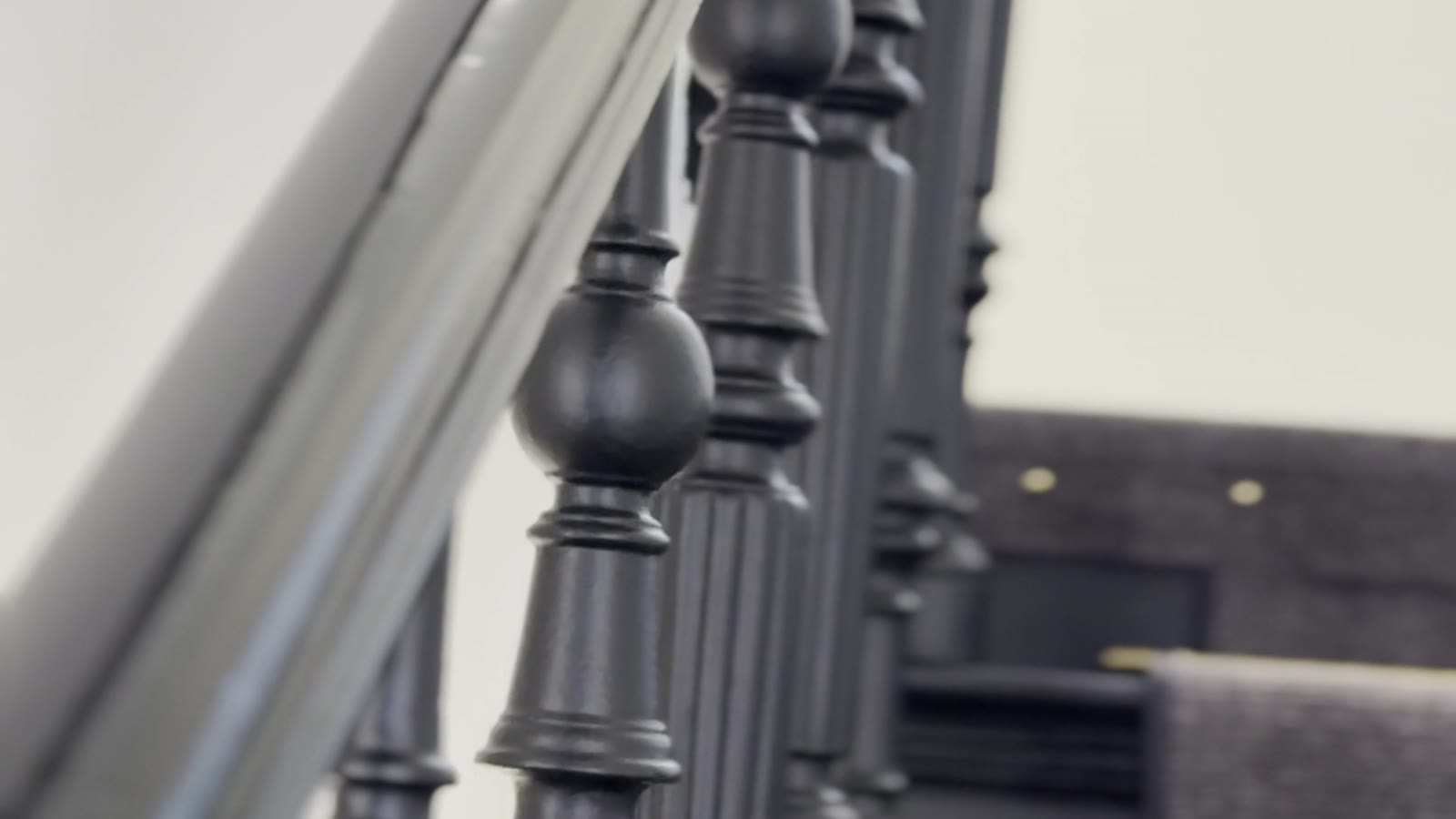 Frisch lackiertes Treppengeländer im Altbau, Arbeit von Capital Color in Berlin