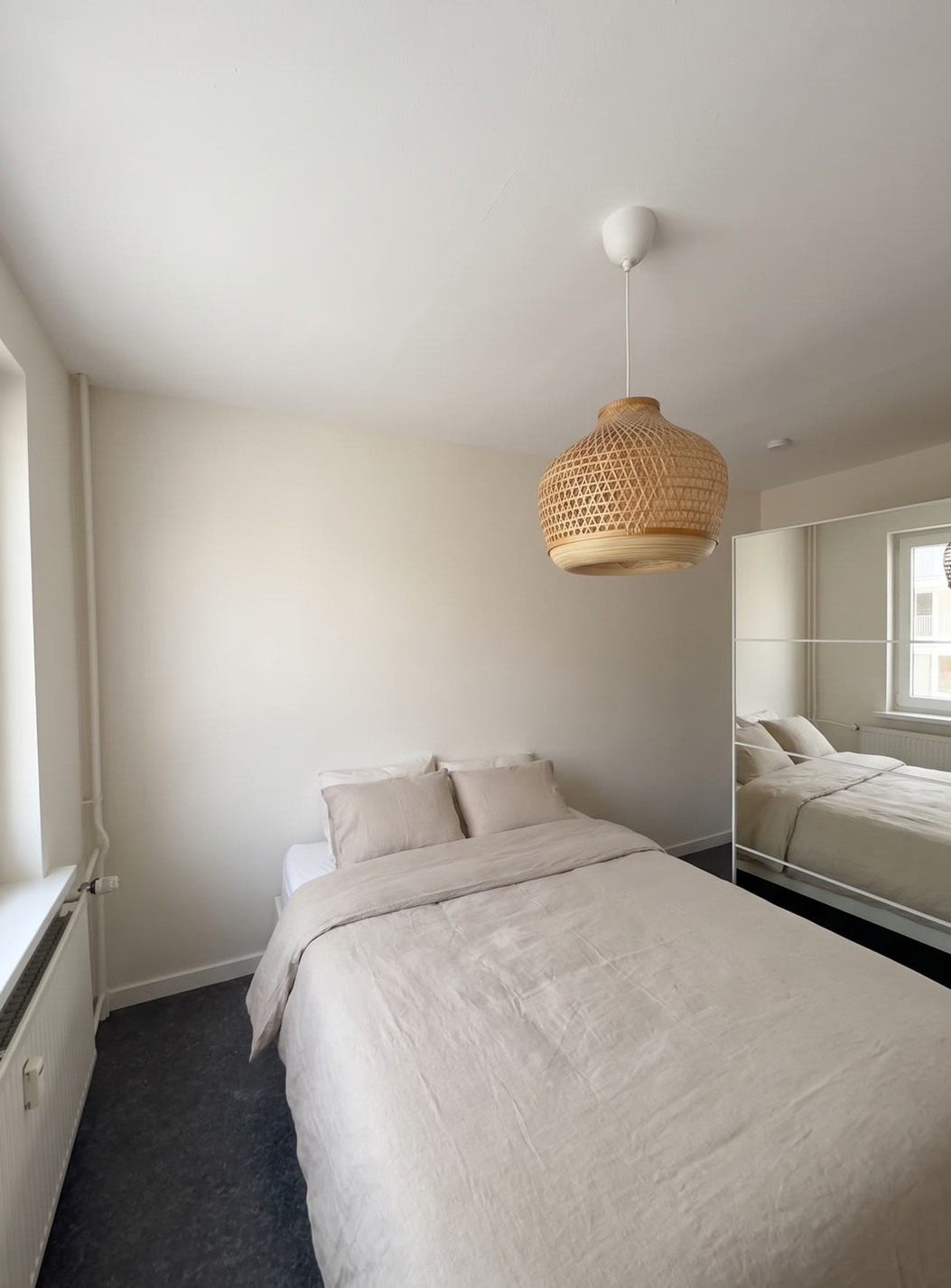 Dasselbe Schlafzimmer im fertigen Zustand, Wand verputzt und gestrichen