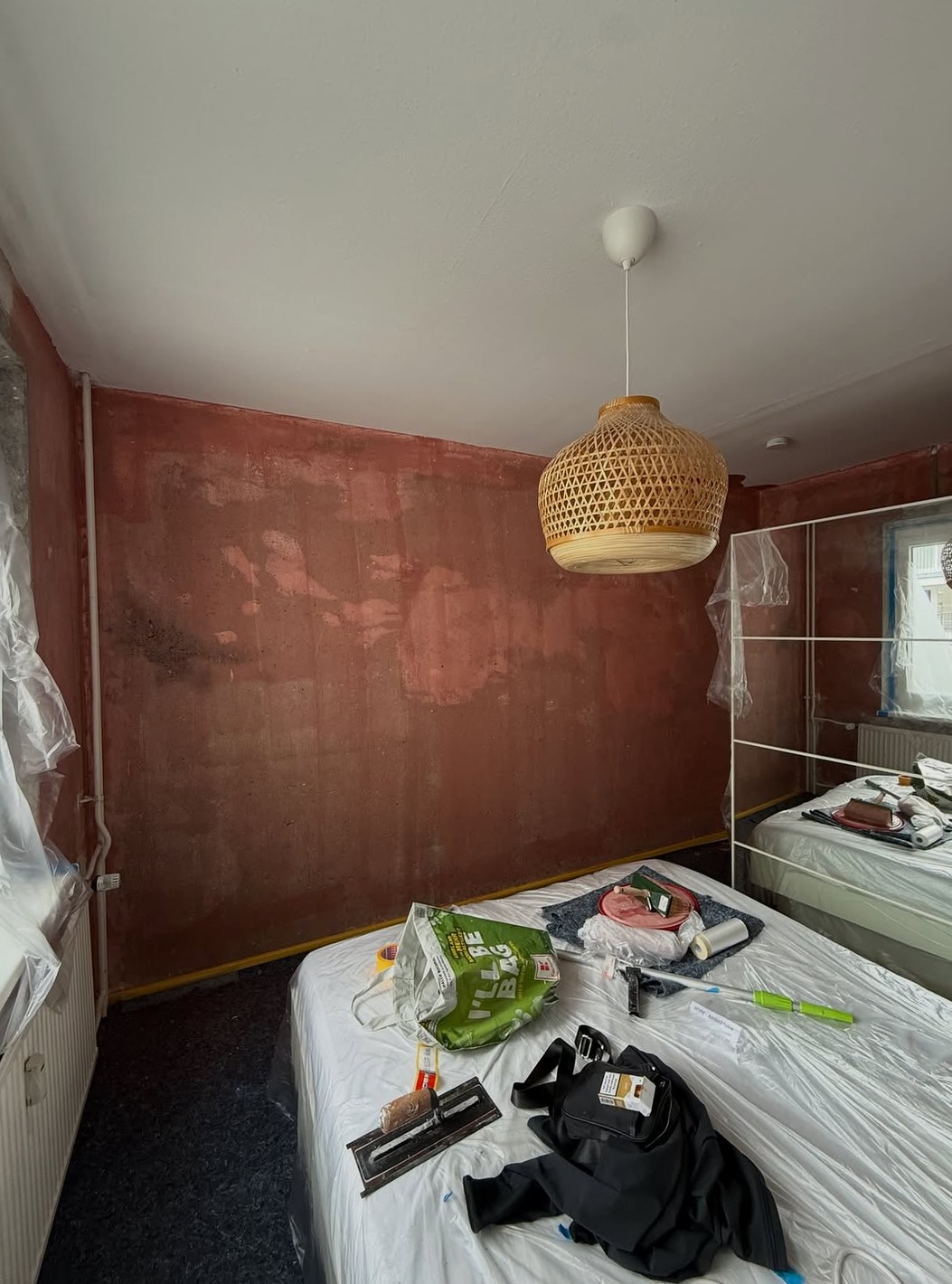 Schlafzimmer mit abgelöster Wand während der Arbeiten